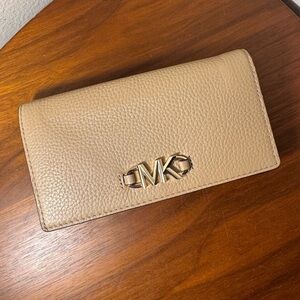Michael Kors Izzy Large Slim Wallet in Camel